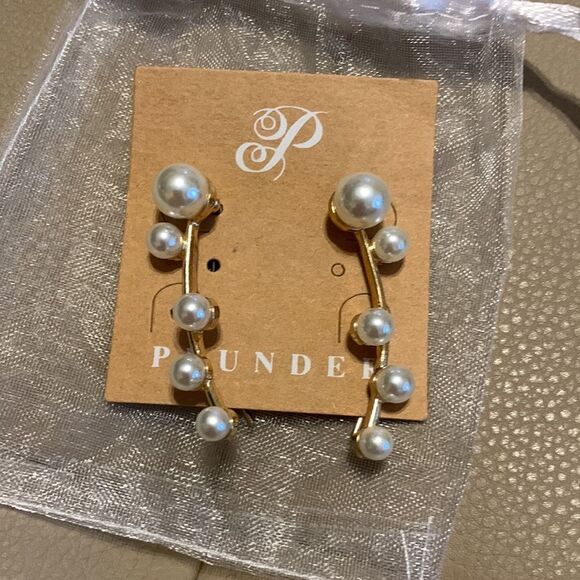 Plunder faux Pearl pierced earrings made to 'climb' the ear appearing to be many - Picture 2 of 6